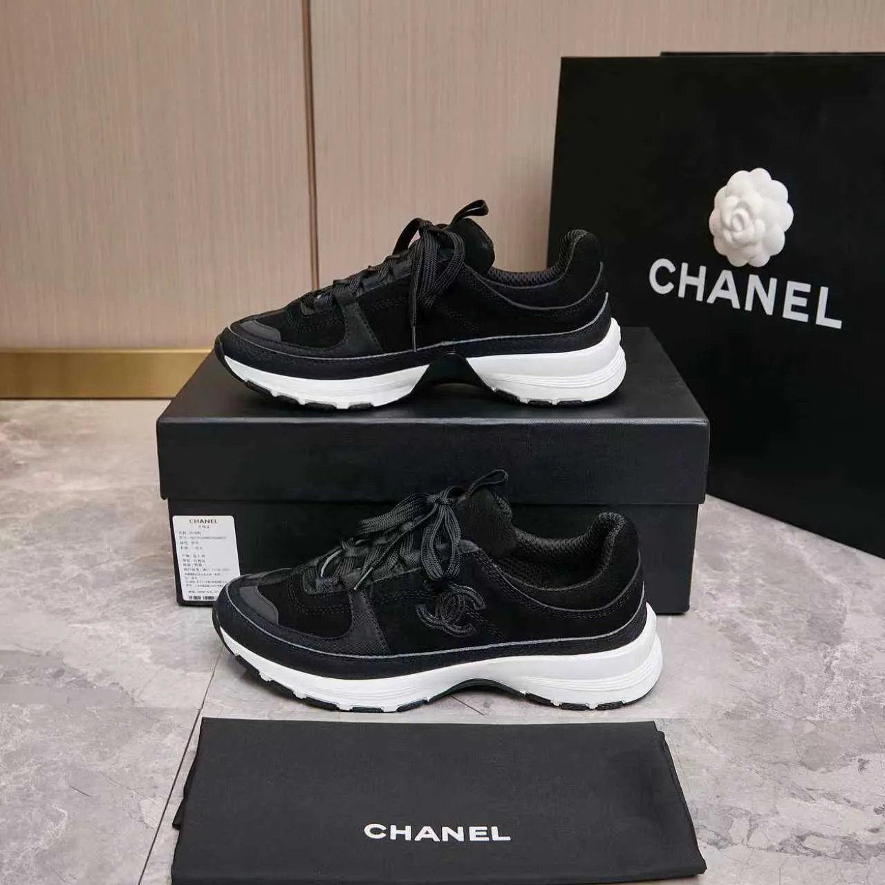 p560 Chanel Chanel - 2025 counter top casual sports shoes This classic design; the upper is embroidered with various techniques; the outsole is fashionable and sporty; the extraordinary inclusion of a variety of color matching elements... The diversified mix and match is very beautiful and versatile, casual, fashionable, sports and outdoor can be taken into account... ꫛꫀꪝ Go➫ Materials: ❶Upper made of: original imported high mercerized cow suede + imported mixed sheepskin ❷The inner lining is made of: original imported breathable mesh ❸Outsole is based on: original TPU combination outsole. Full set of boutique packaging for women 35-41 and men 38-46